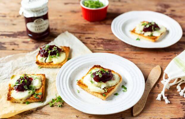 Tosty francuskie z kozim serem i żurawiną